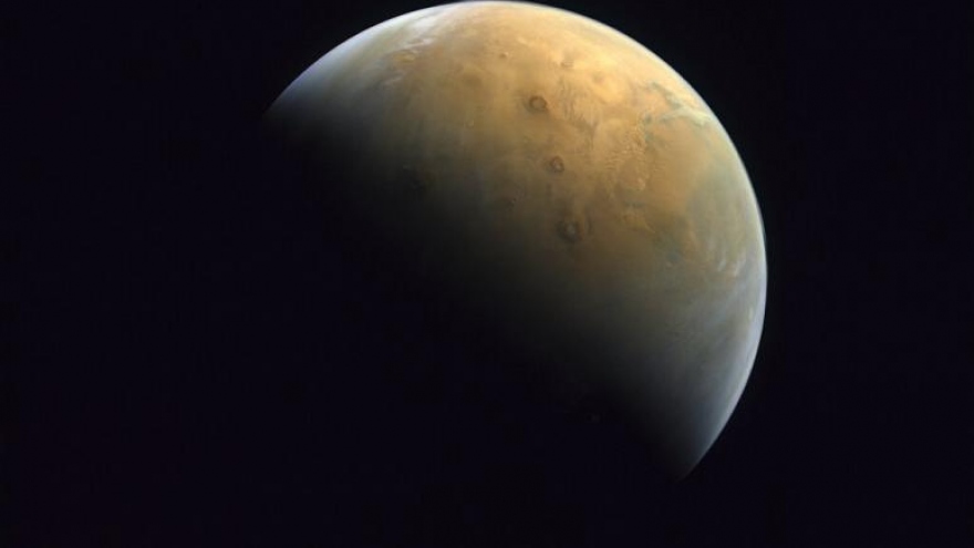 UAE công bố bức ảnh đầu tiên về Sao Hỏa từ tàu thăm dò không gian 